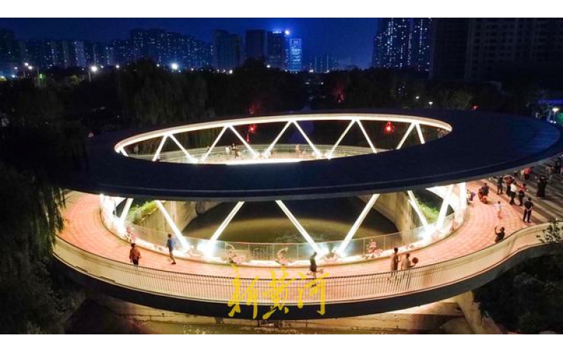 山東濟(jì)南云影橋夜晚變幻五彩水簾，成為臘山河夜景的璀璨亮點(diǎn)